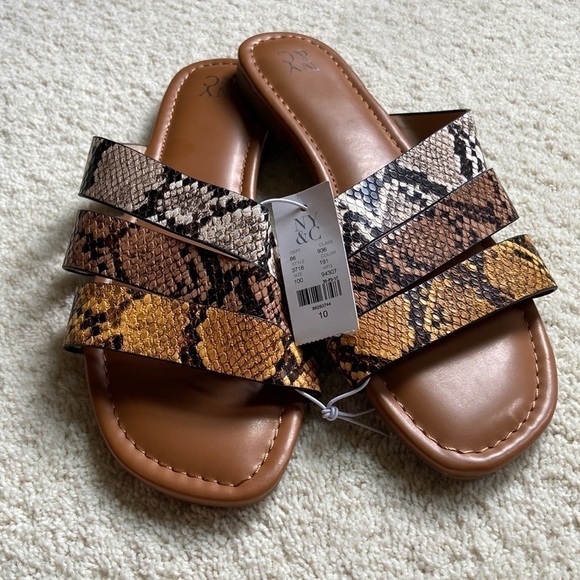 🐍 𝅺NYC New York and Company Faux Snakeskin Slide Sandals Tan Size 10 NWT - Picture 2 of 10